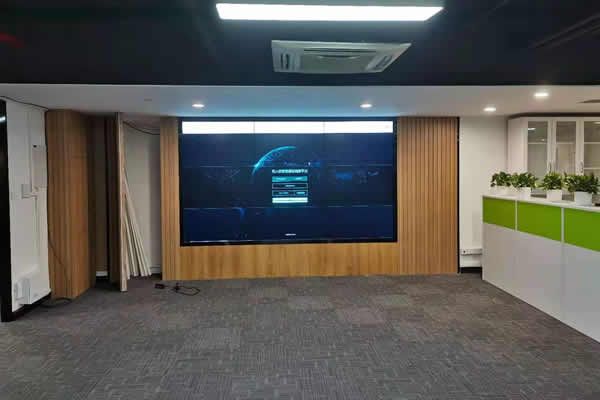 液晶拼接屏與OCB小間距LED顯示屏有什么區(qū)別？
