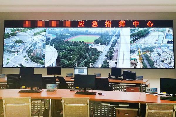 多種信息源通過什么設備輸出拼接屏？