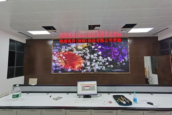 一套常見(jiàn)的室內(nèi)LED顯示屏系統(tǒng)包括哪些設(shè)備？