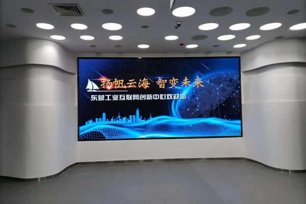 會議廳使用LED顯示屏好還是液晶拼接屏好？
