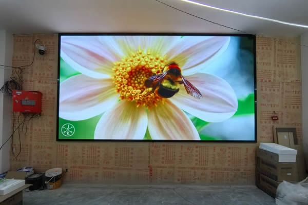 展廳使用投影機好還是LED顯示屏好，這兩種顯示大屏有什么區(qū)別