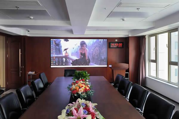 學(xué)校會議室大屏使用投影機好，還是LED顯示屏好？
