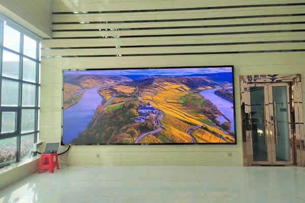 會(huì)議室LED顯示屏用P1.53的好，還是P1.86的好？